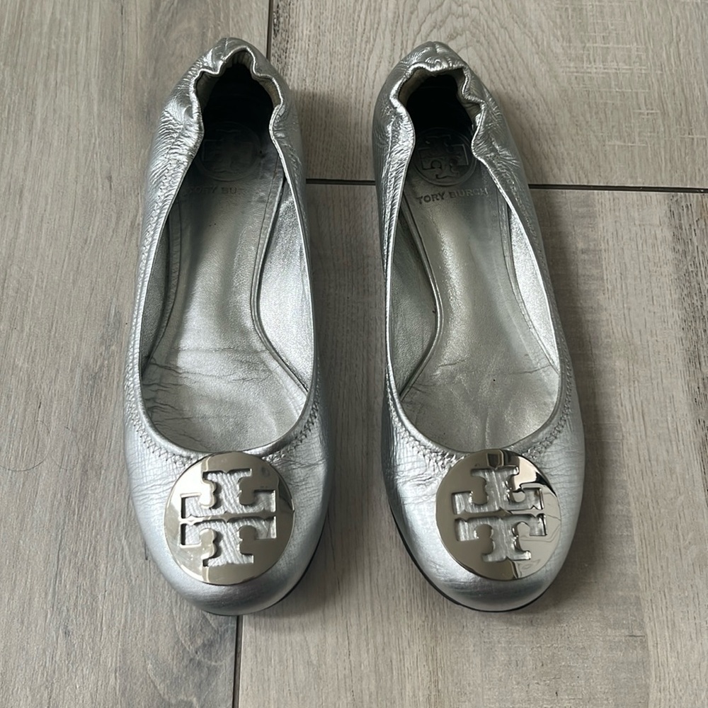 Tory Burch CLAIRE CAP-TOE BALLET Silver Size 7.